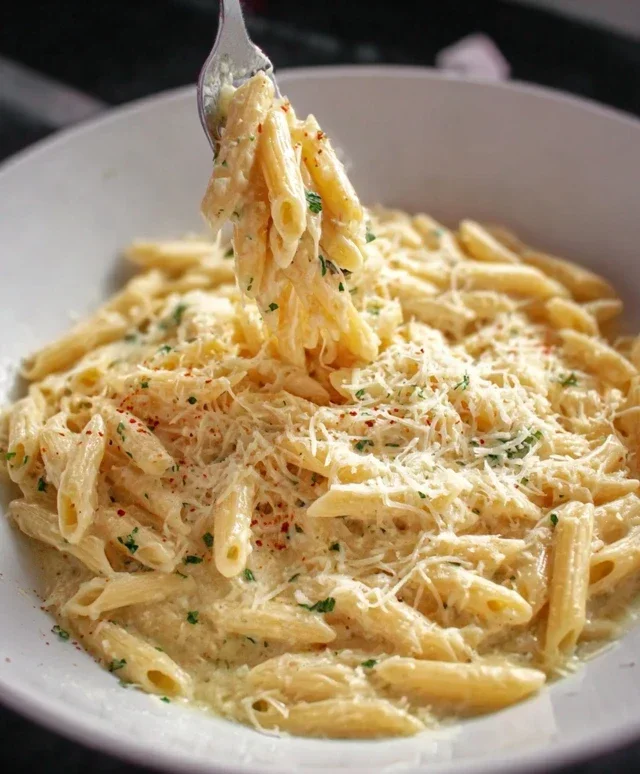 One Pot Creamy Garlic Pasta (Just 20 Minutes!)
